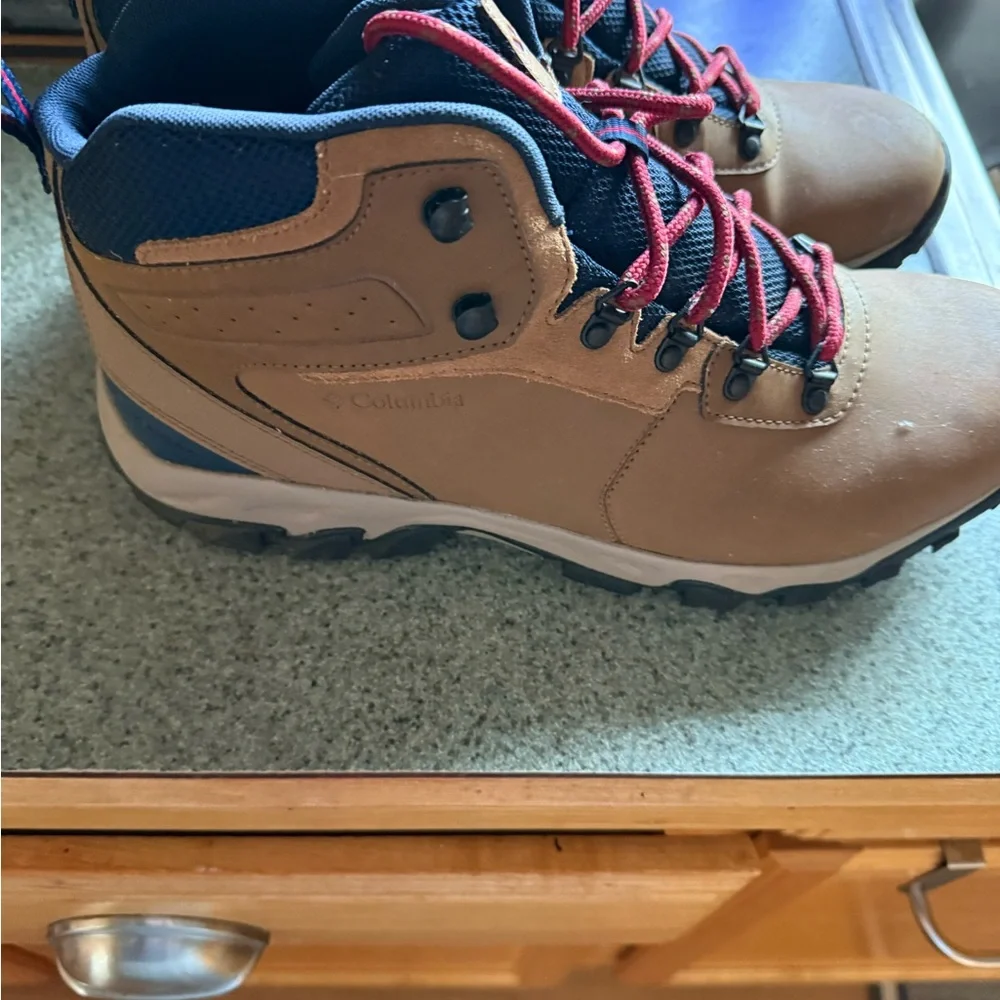 Columbia Hiking Boots - Picture 3 of 4